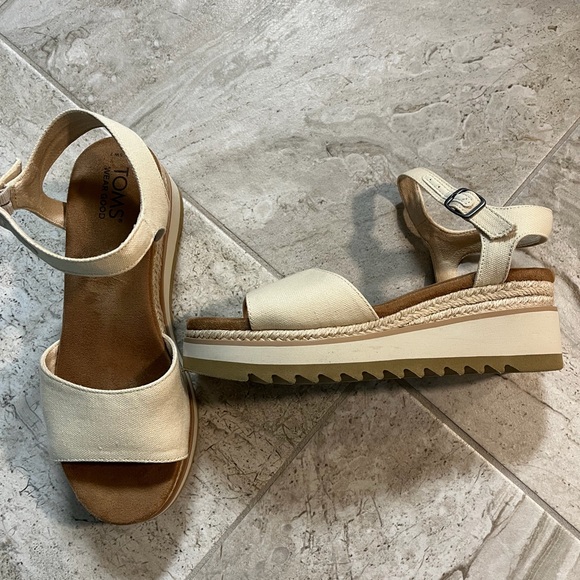 TOMS Women's Tan Platform Sandals - Picture 1 of 5